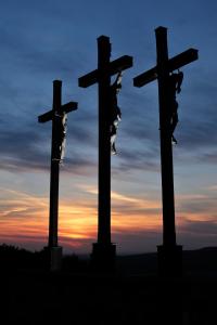 Pension Schwarze Berge的日落前与他们的人的两十字架