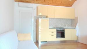 科洛塞普Holiday Home Macus的小厨房配有白色橱柜和炉灶。