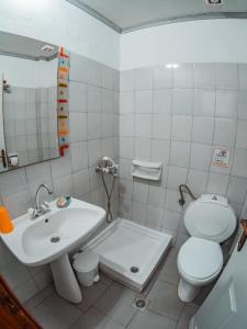 斯卡拉马里昂Ena-Lia Studios的白色的浴室设有水槽和卫生间。