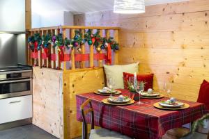 威拉尔-苏-罗伦珀蒂特格兰奇度假屋的厨房里摆放着圣诞装饰的桌子