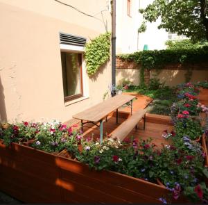 布拉格Prague apartment的花园里种满鲜花的木凳