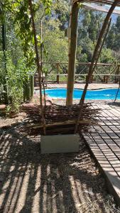 圣地亚哥Alojamiento en San José de Maipo的游泳池旁的一堆棍子