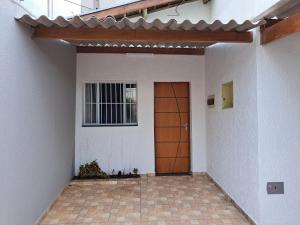 陶巴特CASA LUGAR TOP - prefeitura, UNITAU, hospital e Av do Povo的一间房子的前门,有一扇棕色的门