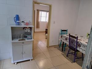 陶巴特CASA LUGAR TOP - prefeitura, UNITAU, hospital e Av do Povo的厨房配有桌子和桌子,设有用餐室。