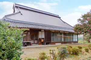 Ayabe一汁一菜の宿　ちゃぶダイニング Ichiju Issai no Yado Chabu Dining Unforgettable Farmstay experience in Deep Kyoto的一间有 ⁇ 帽屋顶的房子