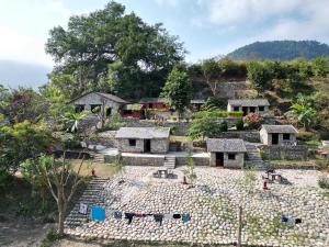 BenighātRiver Edge Resort Nepal的山顶上的一个村庄,有房子