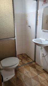 伊利亚孔普里达Casa da Voh的一间带卫生间和水槽的浴室