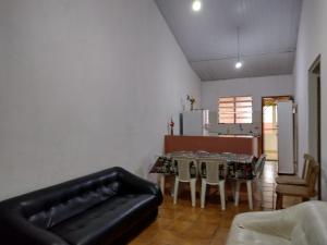 伊利亚孔普里达Casa da Voh的客厅配有桌子和沙发