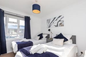 克劳利19A Apartment- Stylish & Cozy 1BR in The Heart of Crawley的带窗户的客房内的两张床
