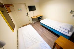 乌普萨拉Vandrarhem Kvarntorget的小房间设有一张床和一张书桌