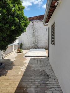 卡罗莱纳Casa Colonial no Centro的白色墙壁房屋的庭院