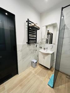 都拉斯Colombia Apartments&Rooms的一间带水槽和镜子的浴室