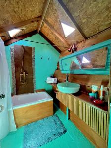 Ocean ParkDomosdeMar的带浴缸和盥洗盆的浴室