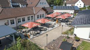 乌斯拉尔Gasthaus Johanning eK的享有带桌子和遮阳伞的餐厅的顶部景色