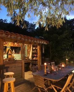 塞雷Villa Bonheur Vallespir的甲板上的一张带蜡烛的桌子和酒吧