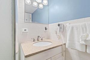 圣徒皮特海滩Sunset Beach Suite 2的一间带水槽和镜子的浴室