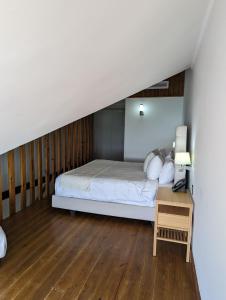 圣塔芭芭拉-山美纳Hacienda Samana Bay Hotel的一间卧室配有一张床,铺有木地板