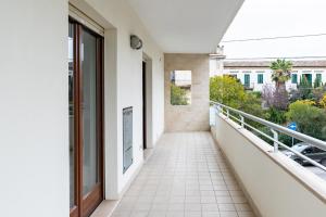奥托纳Pantaleone Rapino 56 - YourPlace Abruzzo的带阳台的建筑走廊