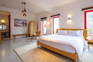 胡志明市Leiden Homestay&Cafe'的一间带大床的卧室和一间客厅