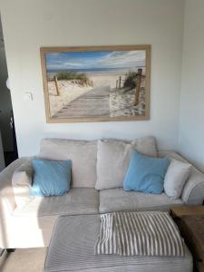 SüselSeaside Beach House Chalet - Seeparx Süsel的客厅配有沙发和墙上的绘画