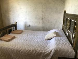 莫利诺斯Matices de Molinos Hostal的一张带白色床单和枕头的床