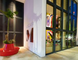 迈阿密citizenM Miami Brickell的前面的商店,前面有盆栽植物