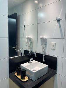 若昂佩索阿Flat Alto Padrão em Tambaú的浴室设有白色水槽和镜子