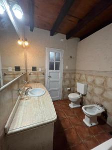 萨尔塔Punto Salta Hostel的一间带水槽和卫生间的浴室