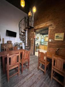 萨尔塔Punto Salta Hostel的一间带木桌和椅子的用餐室