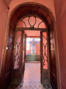 萨尔塔Punto Salta Hostel的带有彩色玻璃窗的建筑物的入口