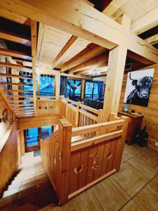 沙泰勒Chalet de montagne style savoyard, vue sur pistes的小屋内拥有木墙和天花板,享有内部景致。