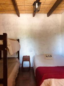 莫利诺斯Matices de Molinos Hostal的一间带两张床的卧室,位于一个天花板的房间