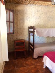莫利诺斯Matices de Molinos Hostal的一间卧室设有两张双层床和一扇窗户。