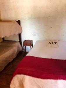 莫利诺斯Matices de Molinos Hostal的一间卧室配有一张床和一张小桌子