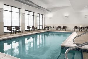 匹兹堡匹兹堡北海岸凯悦嘉轩酒店的大楼内一个带桌椅的游泳池