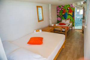 布兰卡滩Nuestros Tres Tesoros II的一间设有两张床的房间,墙上挂着一幅画