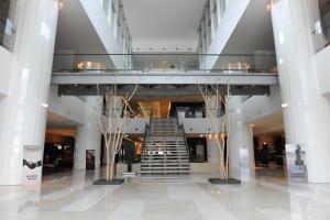 罗安达EPIC SANA罗安达酒店的大楼内带楼梯的大堂