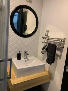 危地马拉Apartamento de lujo, MODERNO estilo NEW YORK的浴室设有白色水槽和镜子