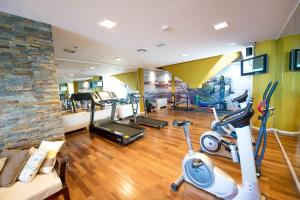 圣达菲洛斯西洛斯酒店的健身房设有2台跑步机和2辆健身自行车