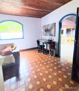 卢米亚Hospedaria e Camping Quintal do Mundo的一间卧室配有一张床、一张桌子和一张桌子