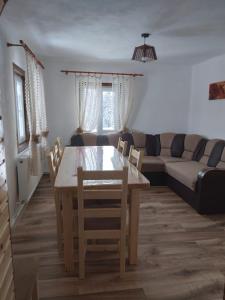 OcoaleCasa din Deal-Apuseni的客厅配有桌子和沙发