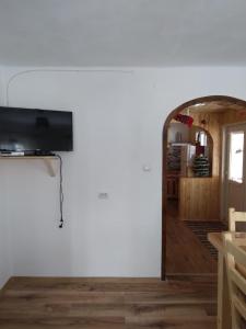 OcoaleCasa din Deal-Apuseni的客厅设有白色墙壁和电视。