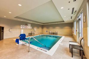 丹佛Avid Hotels - Denver Airport Area, an IHG Hotel的医院里的一个游泳池,有等候室