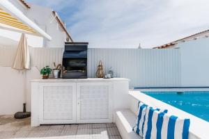阿尔图拉StaySalty - Resort Style Family Beach House with Pool的游泳池旁带烧烤架的室外厨房