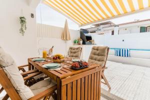 阿尔图拉StaySalty - Resort Style Family Beach House with Pool的一张木桌,上面放着一碗水果
