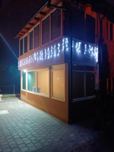 索科矿泉村Apartments Zlatko的建筑的侧面有圣诞灯