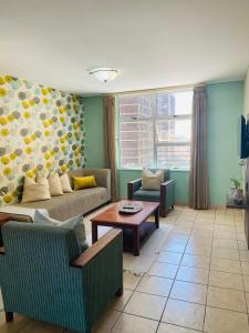 德班Oceanic 2 Bedroom - Self-catering Apartment的客厅配有两张沙发和一张咖啡桌