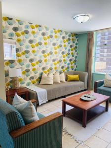 德班Oceanic 2 Bedroom - Self-catering Apartment的客厅配有沙发和桌子