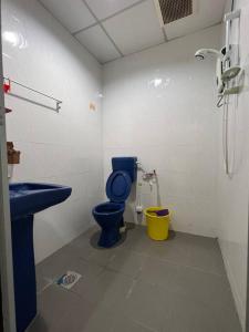 麻坡M Guest House2的浴室设有蓝色的卫生间和水槽。