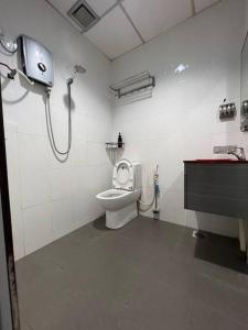 麻坡M Guest House2的一间带卫生间和水槽的浴室